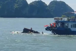 Tàu chuyển tải chìm trên vịnh Hạ Long do va chạm với tàu du lịch, 1 người tử vong