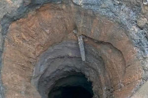 Sau tiếng động lớn, “hố tử thần” khổng lồ xuất hiện “nuốt” luôn nhà dân