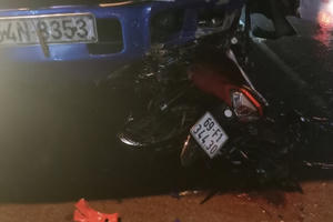 Bình Dương: Chạy xe máy trong cơn mưa tầm tã, một người lao vào xe tải tử vong