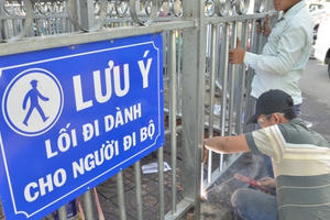 TPHCM: Tháo dỡ bớt rào chắn như “mê hồn trận” trước Bệnh viện Chợ Rẫy