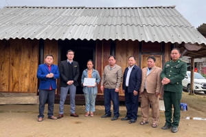 Bàn giao 10 ngôi nhà tình nghĩa cho người dân xã biên giới Na Ngoi Bàn giao 10 ngôi nhà tình nghĩa cho người dân xã biên giới Na Ngoi