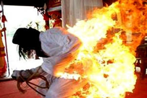 Lạng Sơn: Kinh hoàng con trai say rượu tưới dầu thiêu sống bố đẻ