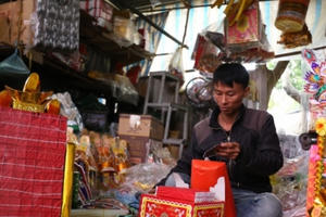 Thợ hàng mã kiếm tiền triệu ngày cúng ông Táo