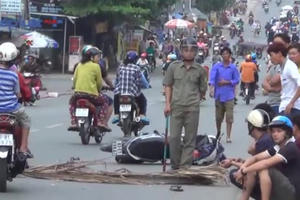 Bình Dương: Xe máy đấu đầu, 2 người thương vong