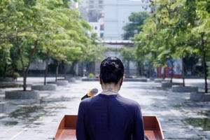 Xúc động hình ảnh cô hiệu phó đọc diễn văn ở lễ khai giảng không bóng học sinh