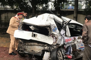 Nữ hành khách mắc kẹt trong chiếc taxi biến dạng “hồi sinh” thần kỳ