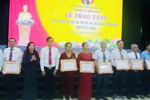 Thành ủy Biên Hòa trao Huy hiệu Đảng cho hơn 200 đảng viên