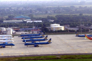 sân bay Nội Bài đóng cửa đường lăn làm sân đỗ, máy bay nằm "đắp chiếu"