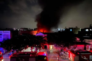 Bình Dương: Cháy lớn tại cửa hàng linh kiện điện thoại, người dân hoảng loạn trong đêm