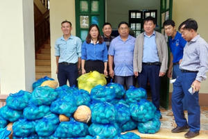 Phường Ô Quý Hồ hỗ trợ gần 3 tấn rau, củ quả cho người dân bị thiệt hại do mưa lũ