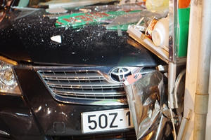 Ôtô Camry húc văng người phụ nữ, lao vào quán ăn