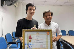 Ông Đoàn Ngọc Hải tặng lại Huân chương Lao động hạng Ba cho người khác để lấy tiền từ thiện