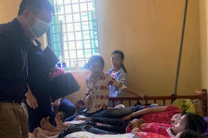 Hàng chục học sinh ở Lào Cai nhập viện nghi do ngộ độc