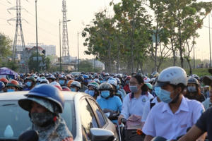 Giao lộ "kẹt cứng" hàng giờ do nhiều phương tiện... vượt đèn đỏ