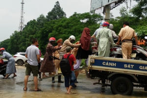 Cảm động với hình ảnh CSGT lội nước giúp người dân qua đường ngập nước