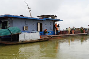 Dùng tàu vỏ sắt trọng tải “khủng”, công suất rất lớn khai thác cát trái phép sông Lam