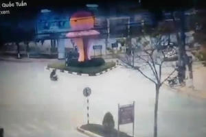 Video: Xe mô tô phân khối lớn lao với tốc độ kinh hoàng đâm vào thân xe taxi tại ngã ba Noong Đúc