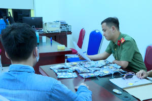 Triệt phá đường dây mua bán thiết bị siêu nhỏ để gian lận trước ngày thi cử Triệt phá đường dây mua bán thiết bị siêu nhỏ để gian lận trước ngày thi cử