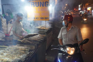 TP HCM: Người dân tấp nập đi mua vàng, cá lóc nướng ngày vía Thần Tài