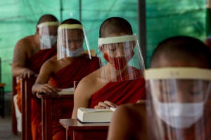 Cập nhật chiều ngày 19/4: Gần 17.000 nhân viên y tế Italy mắc Covid-19, Tây Ban Nha thu hồi hàng trăm nghìn khẩu trang lỗi