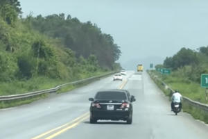 Tạm giữ bằng lái tài xế điều khiển xe máy đi vào cao tốc Nội Bài – Lào Cai