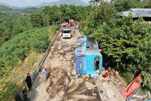 Lào Cai: Tai nạn xe khách làm 3 người tử vong, 14 người bị thương Lào Cai: Tai nạn xe khách làm 3 người tử vong, 14 người bị thương