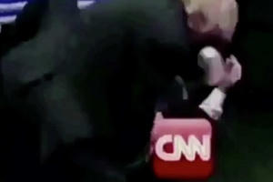 Tổng thống Donald Trump đăng video đấm gục CNN trên Twitter