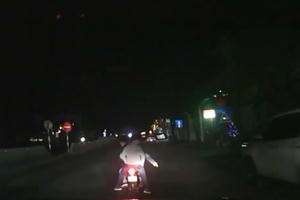 Cả gia đình đi ô tô hoảng sợ “cầu cứu” 113 vì bị nhóm thanh niên truy đuổi, chặn, đập phá xe