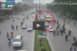 Clip: Sốc nặng với xe ô tô băng qua dải phân cách cửa hầm Kim Liên