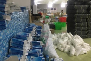 Đột xuất kiểm tra Công ty may mặc V-Link phát hiện hàng ngàn chiếc găng tay cao su đã qua sử dụng