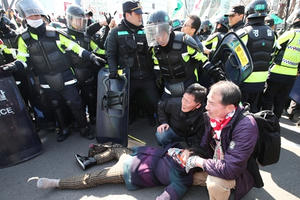 2 người thiệt mạng trong cuộc biểu tình phản đối tổng thống Hàn Quốc bị phế truất