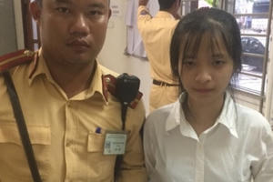 Hà Nội: Nữ sinh đánh rơi tiền và hồ sơ nhập học may mắn được CSGT nhặt được trả lại