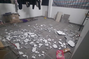 Kinh hoàng sập mảng vữa trần nhà tại Lào Cai