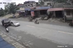 Clip dừng đột ngột giữa đường, xe con bị xe tải tông nát đuôi