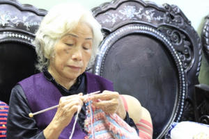 Việc tử tế: Cụ bà 83 tuổi hơn mười năm đan áo len tặng trẻ em vùng cao