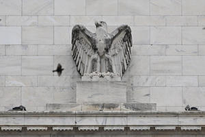 Fed giữ nguyên lãi suất, Dow Jones tăng 400 điểm