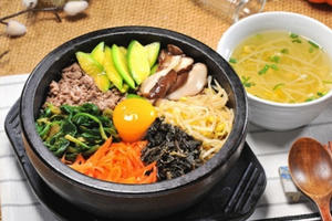 Điều gì khiến cơm trộn Bibimbap thành đặc sản xứ Kim Chi?