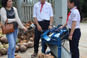Hai học sinh lớp 8 chế tạo thành công máy bóc vỏ dừa