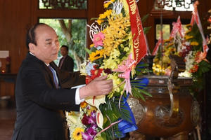 Thủ tướng Nguyễn Xuân Phúc dâng hương tại khu di tích Kim Liên