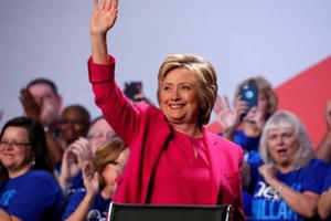 Bà Clinton vẫn chưa thoát bê bối email