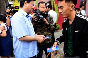 Bí thư Đinh La Thăng chúc Tết, tiễn sinh viên về quê đón Tết