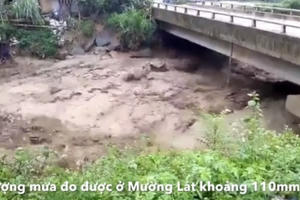 Thanh Hóa: 54 ngôi nhà bị cuốn trôi, 14 người mất tích sau cơn lũ bất ngờ ập xuống