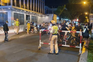 Chùm ảnh: Công an phong toả khu vực nhà bà Hằng để khám xét