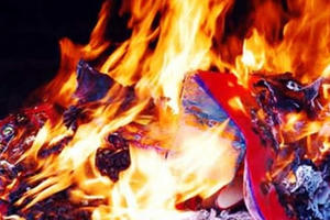 Bỏ tục đốt vàng mã: Vẫn còn nhiều băn khoăn