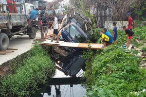 Chạy vào "đường yếu", xe tải lật nhào xuống mương nước đen xì