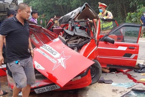 Xe ô tô biến dạng sau va chạm kinh hoàng khiến 4 người thương vong