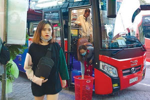 Từ “xe tù” đến… “hàng không mặt đất”