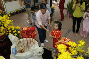 Phật tử nô nức đi lễ chùa cầu may mắn trong ngày đầu năm mới