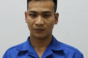 Bắt gã trai làng cầm dao đuổi chém công an