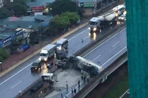Va chạm giao thông, xe bồn lật ngang trên đường vành đai 3